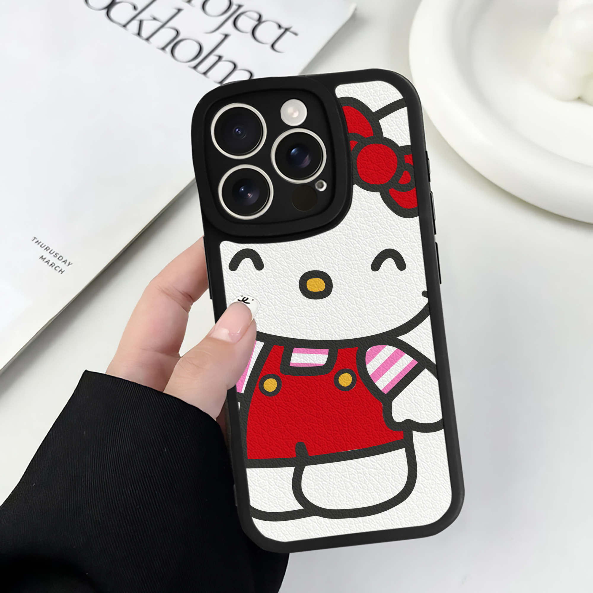 （画像用） Hello Kitty ハローキティ 【iPhone 16シリーズ対応】シリコンスマホケース（レザー調） 材質：シリコン